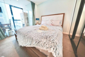 Stunning city view private room with bath in CBD - gym and pool access